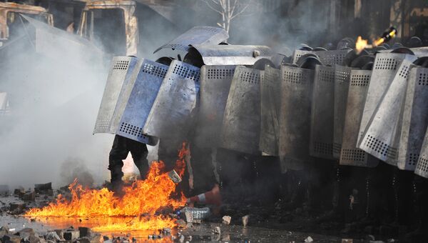 Сотрудники милиции во время столкновений с оппозицией в центре Киева.