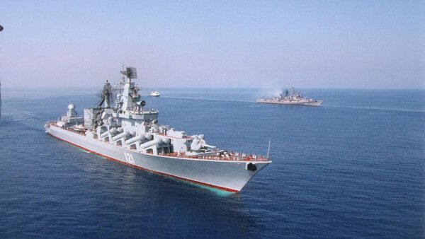 Флагманский корабль Черноморского флота гвардейский ракетный крейсер Москва (бывший Слава) в Севастополе. Архивное фото