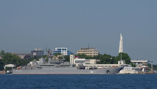 Большой десантный корабль Черноморского флота РФ Цезарь Куников в порту Севастополя