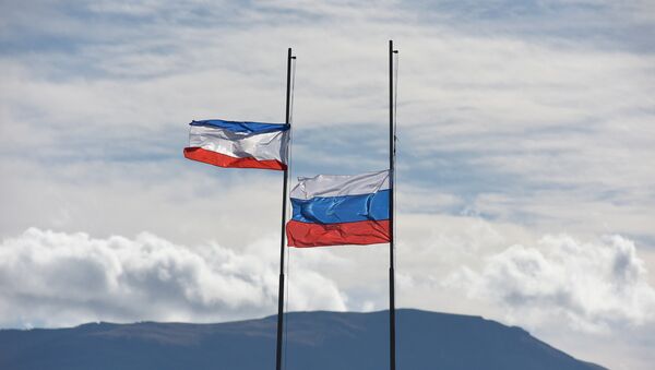 Флаги Крыма и России на фоне гор