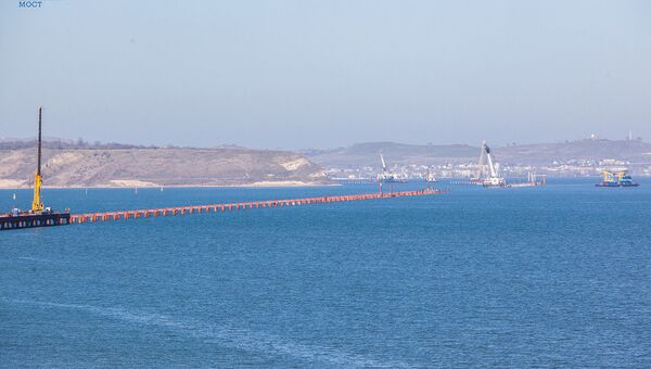 Строительство рабочего моста через Керченский пролив. Архивное фото