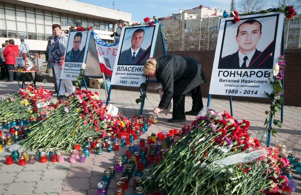 Портреты погибших сотрудников спецподразделения Беркут на площади Ленина в Симферополе