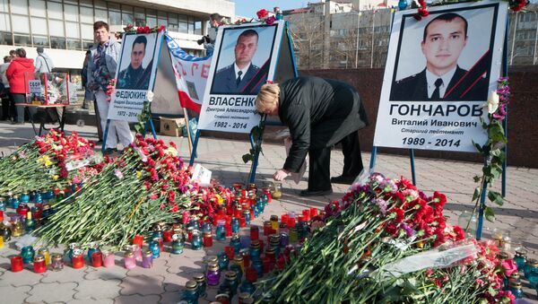 Портреты погибших сотрудников спецподразделения Беркут на площади Ленина в Симферополе