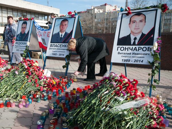 Портреты погибших сотрудников спецподразделения Беркут на площади Ленина в Симферополе Портреты погибших сотрудников спецподразделения Беркут на площади Ленина в Симферополе
