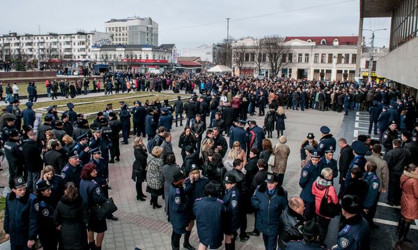 Люди провожают погибших на Майдане сотрудников Беркута Люди провожают погибших на Майдане сотрудников Беркута