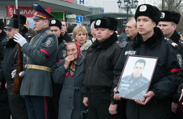 Крымчане провожают в последний путь правоохранителей, погибших на Майдане