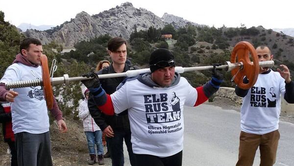 Крымский атлет Джамшид Исматиллаев прошел 6 километров со штангой весом в 60 килограмм