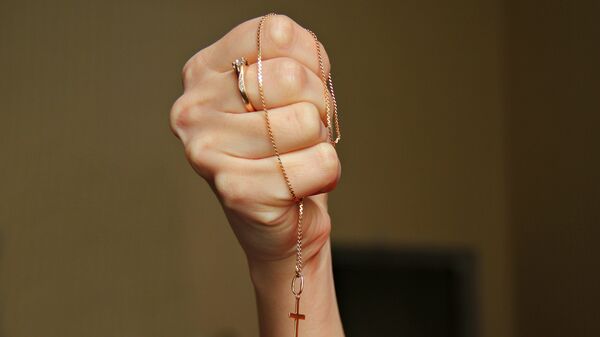 Золотая цепочка с крестиком