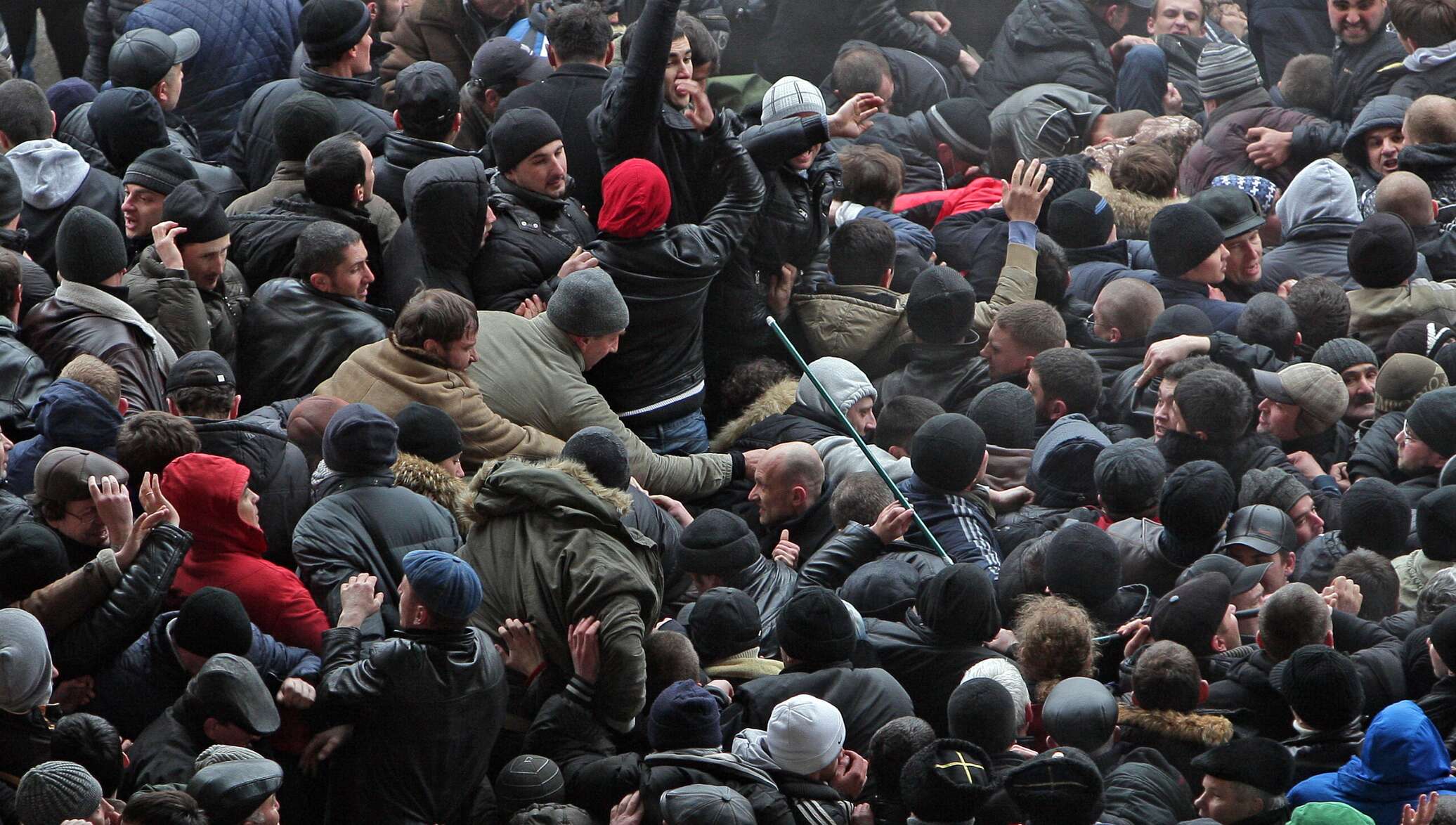 Крым в феврале 2014 года. 26 Февраля в Симферополе у стен Крымского парламента. 26 Февраля 2014 Крым митинг. Митинг 26 февраля 2014 Симферополь. Агрессивная толпа.