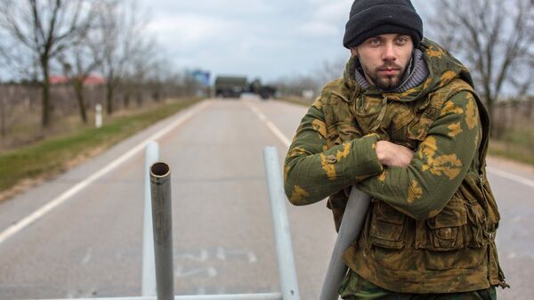 Местный житель из отряда самообороны на блокпосту у въезда в аэропорт Бельбек рядом с Севастополем в 2014 году