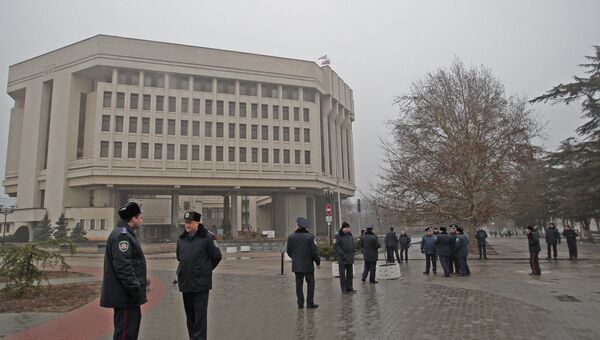 Сотрудники милиции у здания Верховного Совета Автономной Республики Крым в феврале 2014 года.