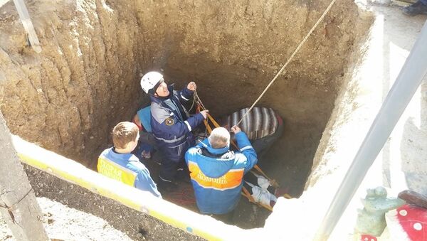 Крымские спасатели под Судаком вытащили женщину из 4-метровой ямы