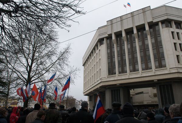 Ситуация в Симферополе 27 февраля 2014 года. Митинг активистов русских организаций возле здания Верховного Совета Крыма.