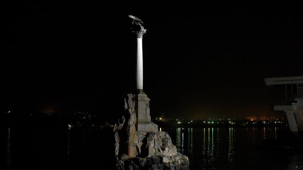 Севастополь в вечернее время. Памятник затопленным кораблям
