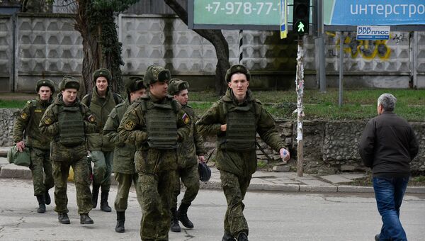 Военнослужащие переходят дорогу в Симферополе