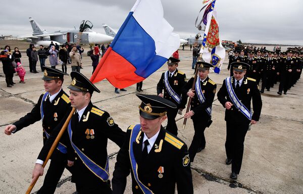 Летчики Черноморского флота встретили гостей в Новофедоровке. На фото: торжественный вынос боевого знамени части