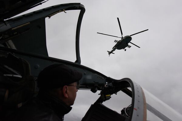 Летчики Черноморского флота встретили гостей в Новофедоровке. На фото: мужчина в кабине СУ 24М