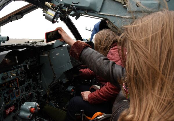 Летчики Черноморского флота встретили гостей в Новофедоровке. На фото: селфи в кабине боевого самолета