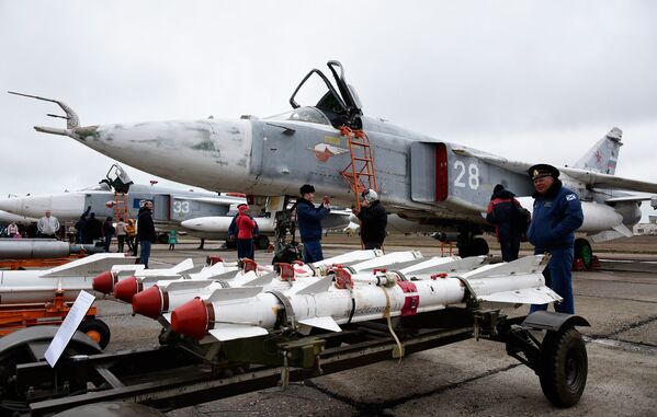 Летчики Черноморского флота встретили гостей в Новофедоровке. На фото: вооружение СУ24М