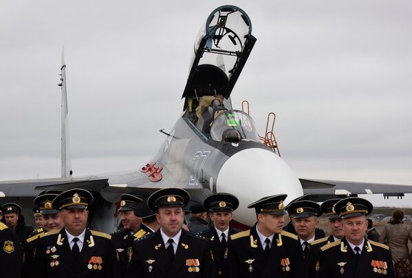Летчики Черноморского флота встретили гостей в Новофедоровке. После торжественной части авиаторы устроили гостям - взрослым и детям - показ авиационной и специальной аэродромной техники, состоящей на вооружении МА ЧФ