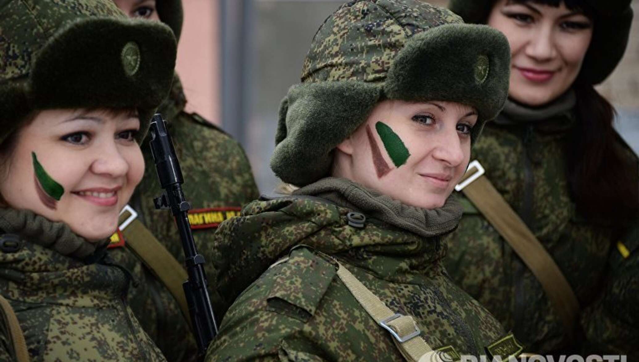 Сколько женщин служит. Женщины в Российской армии. Женщины военнослужащие. Женщины военнослужащие в России. Женщины в современной армии.