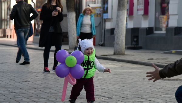 Маленькая девочка на улице Симферополя