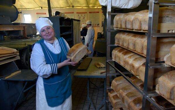 Женщины пекут хлеб в пекарне Севастополя