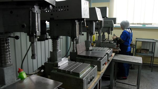 Завод Фиолент в Симферополе. Женщины работают в цехах по сборке и настройке оборудования