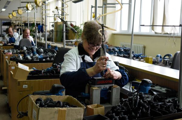 Завод Фиолент в Симферополе. Женщины работают в цехах по сборке и настройке оборудования