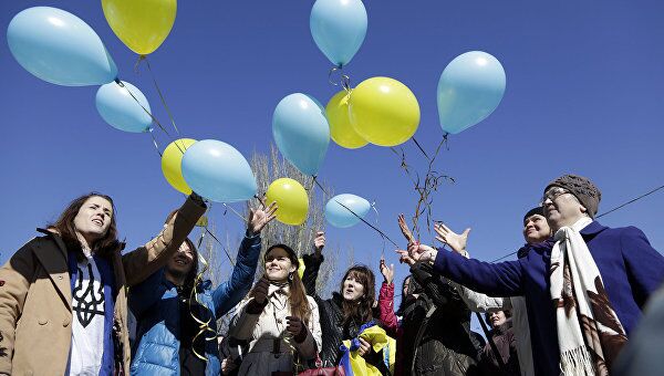 Жители Симферополя запускают воздушные шары в честь Тараса Шевченко