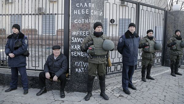 Полиция возле здания посольства России в Киеве, Украина. 8 марта 2016