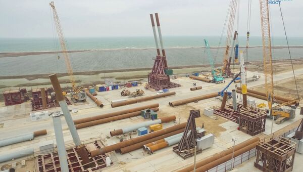 Строители возводят свайные фундаменты Крымского моста