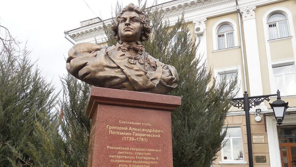 какую роль сыграл потемкин в ходе освоения новороссии и крыма. . какую роль сыграл потемкин в ходе освоения новороссии и крыма фото. какую роль сыграл потемкин в ходе освоения новороссии и крыма-. картинка какую роль сыграл потемкин в ходе освоения новороссии и крыма. картинка . Григорий Потёмкин родился 24 сентября 1739 года в семье смоленского дворянина, бывшего драгунского офицера и участника петровских войн Александра Потёмкина. Когда будущему князю было всего семь лет, его отец умер. Воспитанием мальчика занималась мать Дарья Потёмкина (урождённая Кондратьева).