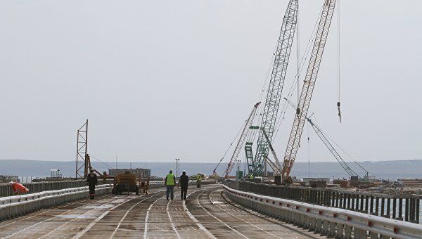 Установка временного моста для технических нужд перед началом строительства Керченского моста. Архивное фото