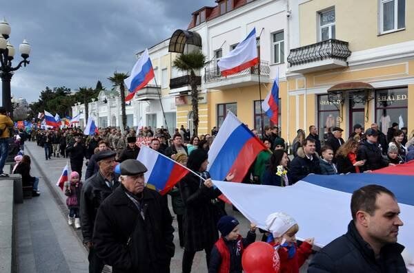 В Ялте в честь годовщины воссоединения Крыма с Россией состоялось праздничное шествие В Ялте в честь годовщины воссоединения Крыма с Россией состоялось праздничное шествие
