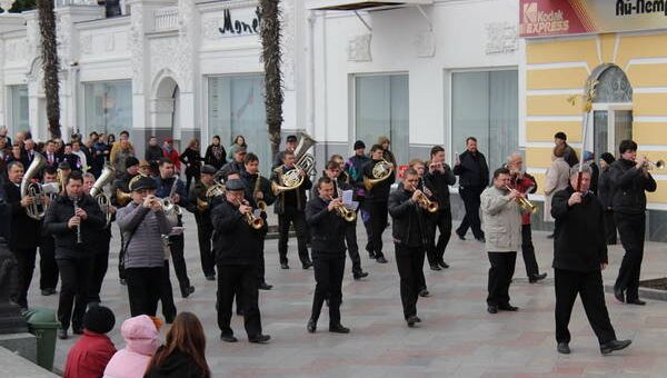 В Ялте в честь годовщины воссоединения Крыма с Россией состоялось праздничное шествие