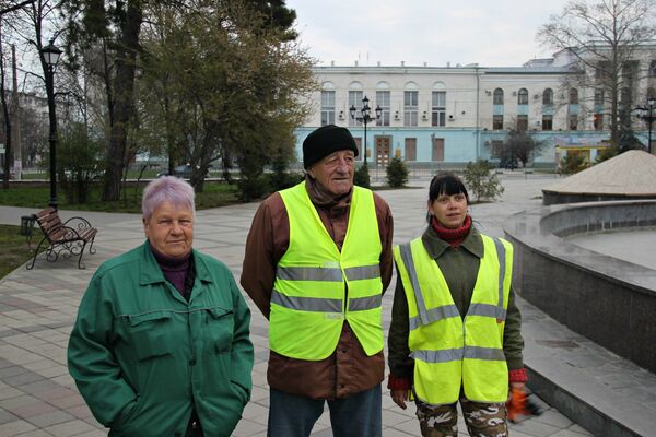 Уборка мусора в Симферополе. Дворники Александр Ткаченко, Екатерина Петренко и Людмила Маслюкова Уборка мусора в Симферополе. Дворники Александр Ткаченко, Екатерина Петренко и Людмила Маслюкова