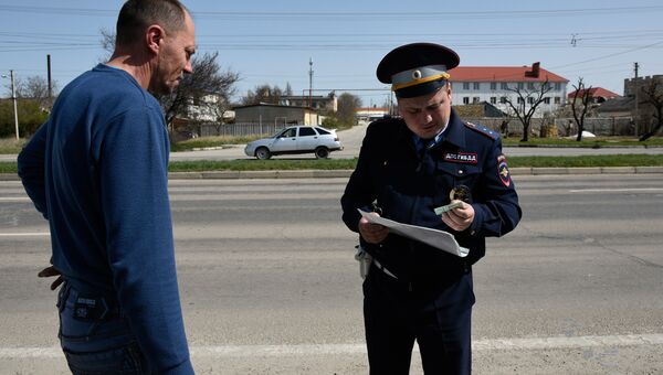 Сотрудник мобильного поста ДПС ГИБДД останавил машину с украинскими номерами