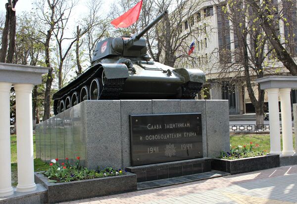 Памятник танку Т-34 в Симферополе Памятник танку Т-34 в Симферополе