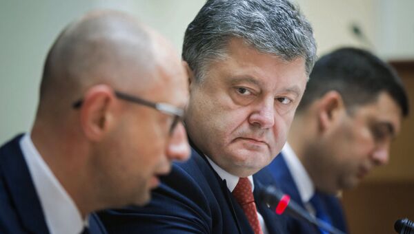 Арсений Яценюк, Пётр Порошенко и Владимир Гройсман (слева направо) на расширенном заседании правительства Украины в Киеве