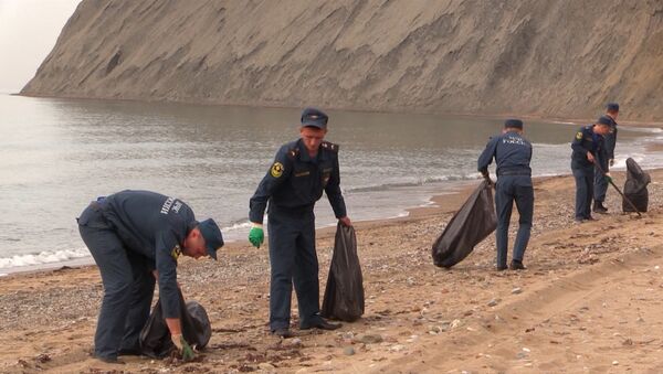 Крымские спасатели убирали мусор в Тихой бухте под Коктебелем