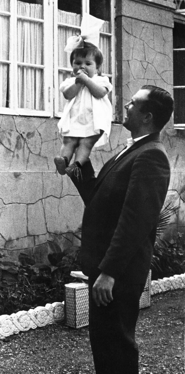 Юрий Гагарин с дочкой галей