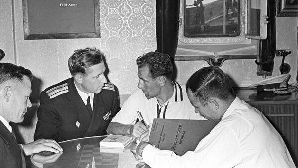 Летчики-космонавты СССР Герман Титов и Юрий Гагарин делают записи в историческом журнале моряков Черноморского флота