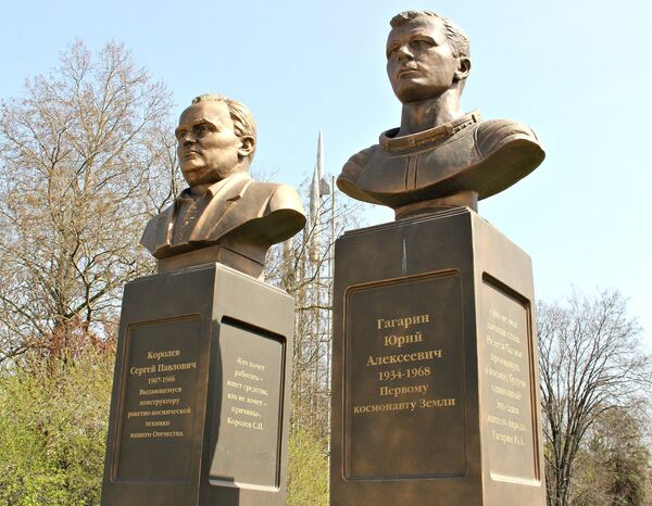 Памятник Королеву и Гагарину в Симферополе Памятник Королеву и Гагарину в Симферополе