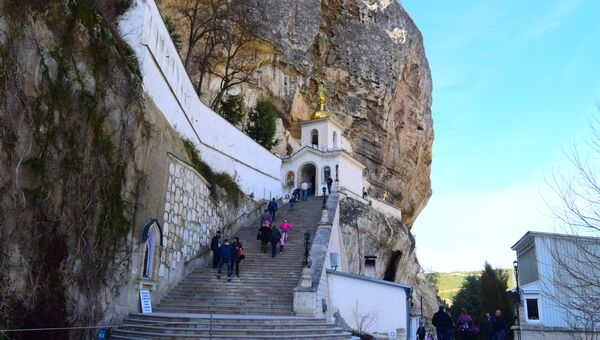 Свято-Успенский монастырь в Бахчисарае имеет несколько храмов, в том числе вырезанных в скалах.