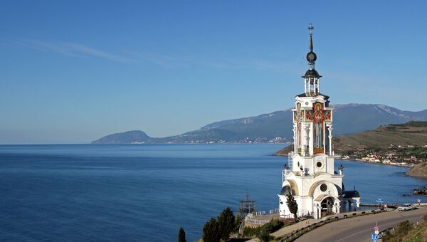 Храм-маяк в честь святого Николая стоит на берегу моря в Малореченском. Его высота - 65 метров.