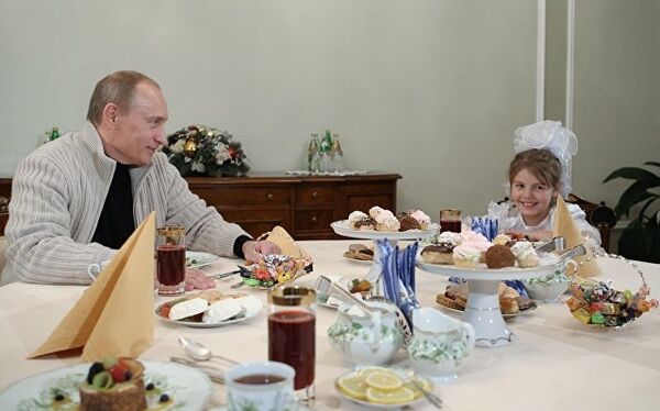 Председатель Правительства РФ Владимир Путин в Ново-Огарево встретился с 9-летней Дашей Варфоломеевой, которую он пригласил в Москву на кремлевскую елку Председатель Правительства РФ Владимир Путин в Ново-Огарево встретился с 9-летней Дашей Варфоломеевой, которую он пригласил в Москву на кремлевскую елку