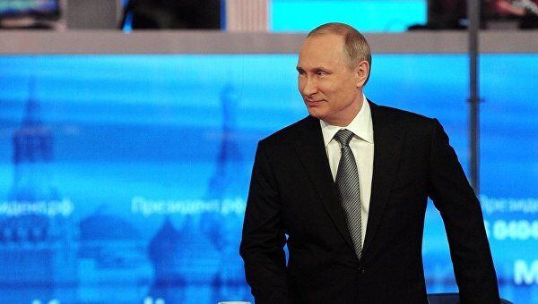 Президент России Владимир Путин отвечает на вопросы россиян во время Прямой линии