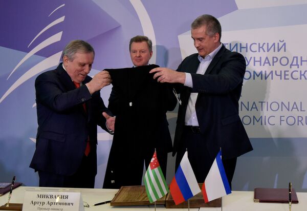 Подписание соглашения о торгово-экономическом, научно-техническом и гуманитарном сотрудничестве Республики Крым и Республики Абхазия. Глава Республики Крым, председатель Совета Министров Сергей Аксенов (справа) и премьер-министр Республики Абхазия Артур Миквабия (слева) обмениваются подарками. Подписание соглашения о торгово-экономическом, научно-техническом и гуманитарном сотрудничестве Республики Крым и Республики Абхазия. Глава Республики Крым, председатель Совета Министров Сергей Аксенов (справа) и премьер-министр Республики Абхазия Артур Миквабия (слева) обмениваются подарками.