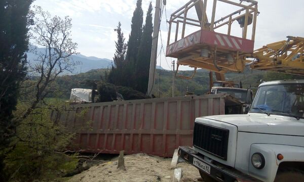 Под Алуштой фура опрокинулась и повисла над оврагом: водитель погиб Под Алуштой фура опрокинулась и повисла над оврагом: водитель погиб